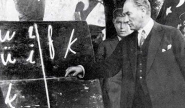 Okul kitabında skandal: Atatürk'e övgüyü abartı saydılar